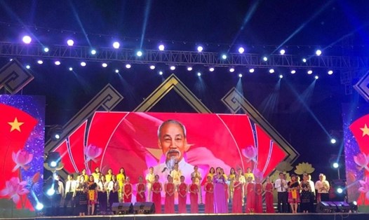 Nhiều tiết mục đặc sắc trong đêm tổng kết lễ hội văn hóa làng Sen 2019.