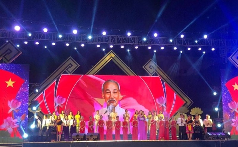 Nhiều tiết mục đặc sắc trong đêm tổng kết lễ hội văn hóa làng Sen 2019.