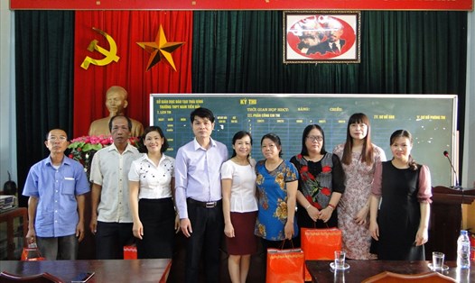 Lãnh đạo công đoàn ngành GD trao quà cho đoàn viên giáo viên, NLĐ tại Trường PTTH Nam Tiền Hải. 