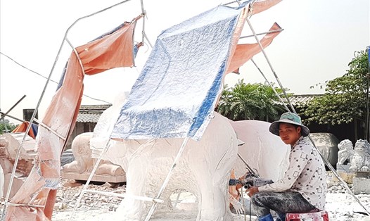 Dưới cái nắng trên 40 độ C, người dân làng đá Ninh Vân vẫn miệt mài chế tác. Ảnh: NT