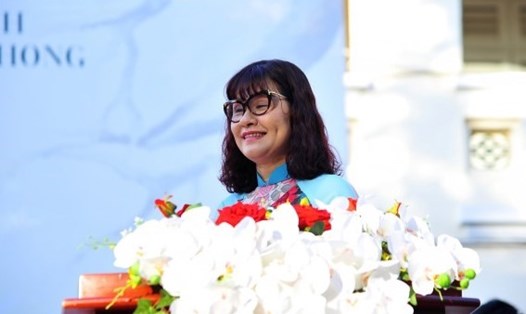 Bà Nguyễn Thị Yến Trinh trong một buổi lễ tại Trường THPT Chuyên Lê Hồng Phong. Ảnh: Website nhà trường.