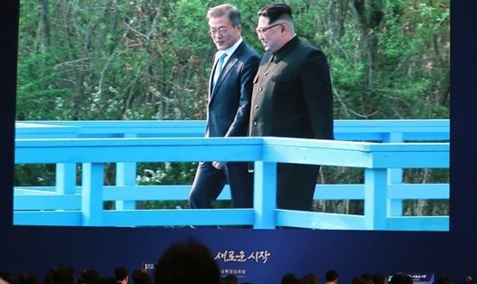 Ông Kim Jong-un và ông Moon Jae-in đi dạo 30 phút tại làng Bàn Môn Điếm trong hội nghị thượng đỉnh liên Triều lần 2 năm 2018. Ảnh: Yonhap.
