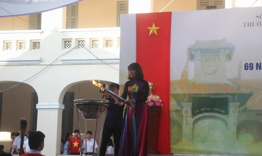 Bà Nguyễn Thị Yến Trinh trong một buổi lễ tại Trường THPT Chuyên Lê Hồng Phong. Ảnh: Website nhà trường.