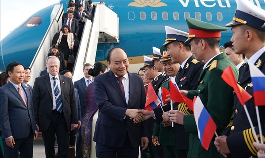 Thủ tướng Nguyễn Xuân Phúc trong lễ đón tại sân bay Pulkovo 1, TP. Saint Petersburg. Ảnh: VGP.