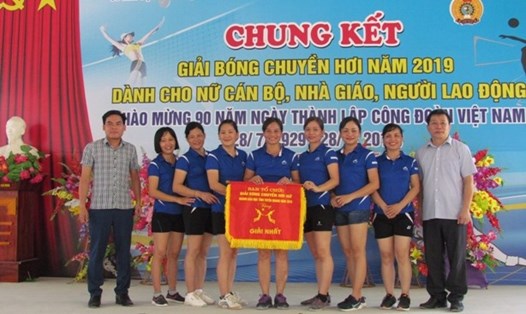 CĐ Trường THPT Chiêm Hóa đoạt quán quân giải bóng chuyền hơi dành cho nữ cán bộ, nhà giáo và người lao động của CĐ ngành Giáo dục tỉnh Tuyên Quang.