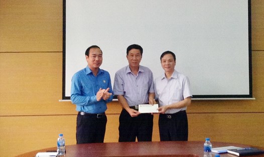 Chủ tịch Công đoàn Công thương Việt Nam Trần Quang Huy (ngoài cùng bên trái) trao hỗ trợ cho đại diện NLĐ. Ảnh: H.T
