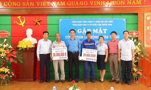 Đoàn công tác của Công đoàn Hàng hải Việt Nam trao quà cho đoàn viên khó khăn. Ảnh: P.P