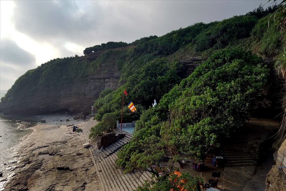 Chùa Hang với vẻ đẹp như tranh của núi, của trời, của biển.