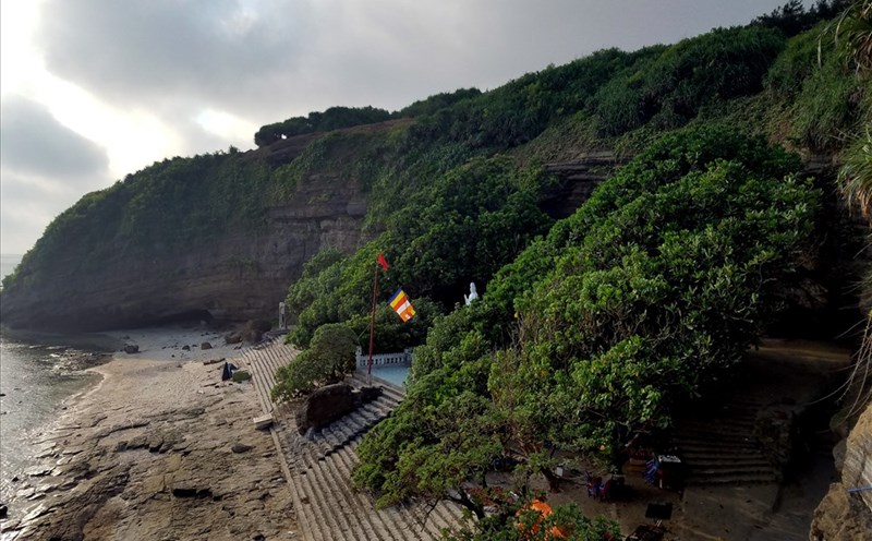 Chùa Hang với vẻ đẹp như tranh của núi, của trời, của biển.