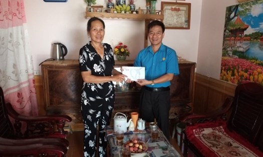 Đồng chí Lê Thanh Hà - Chủ tịch LĐLĐ tinh Điện Biên trao quà cho gia đình thân nhân liệt sĩ.