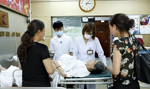Bệnh nhân cấp cứu tại Bệnh viện Bạch Mai trong những ngày nắng nóng vừa qua.