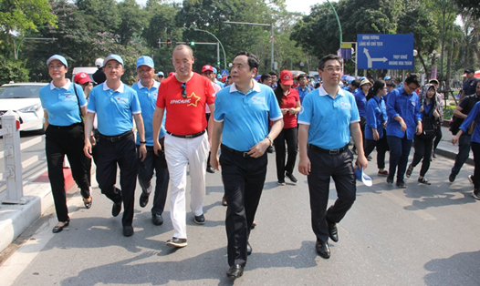 Bí thư Trung ương Đảng, Chủ tịch Ủy ban Trung ương MTTQ VN Trần Thanh Mẫn cùng các đại biểu hưởng ứng đi bộ 10.000 bước vì sức khỏe.