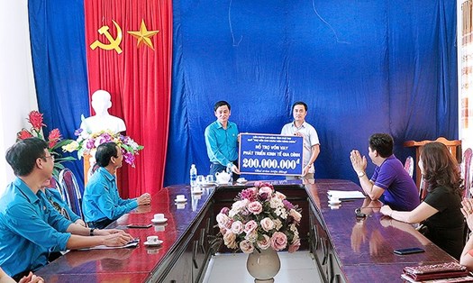 Đồng chí Phùng Quang Vinh - Phó Chủ tịch LĐLĐ tỉnh trao số tiền 200 triệu đồng cho dự án chăn nuôi gà cho đoàn viên công đoàn trường THCS Bình Bộ  