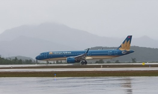 Máy bay của Vietnam Airlines hạ cánh xuống sân bay Vân Đồn.