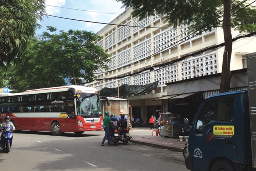 Nhà xe Thành Bưởi hoạt động tại bãi xe trá hình ở khu đất 419 Lê Hồng Phong, quận 10.