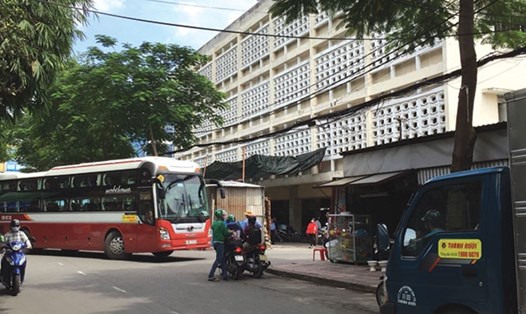 Nhà xe Thành Bưởi hoạt động tại bãi xe trá hình ở khu đất 419 Lê Hồng Phong, quận 10.