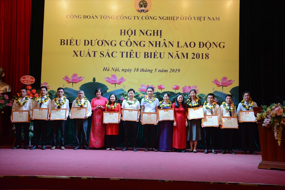 Công đoàn TCty Vinamotor tuyên dương CNLĐ giỏi. Ảnh: Q.T