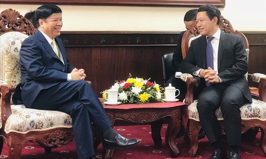 Bộ trưởng Ngoại giao Lào Saleumxay Kommasith (phải) tiếp Thứ trưởng Ngoại giao Nguyễn Quốc Cường. Ảnh: BNG