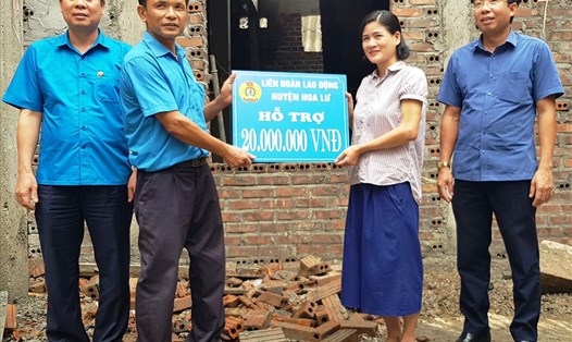 Đại diện lãnh đạo LĐLĐ huyện Hoa Lư trao tiền hỗ trợ cho gia đình chị Ngân. Ảnh: NT