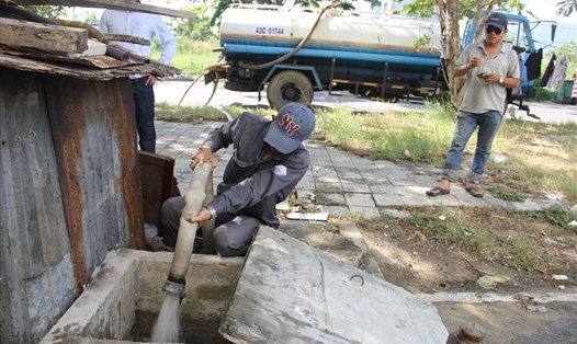 Cty CP cấp nước Đà Nẵng bơm nước vào bồn chứa cho người dân sử dụng.