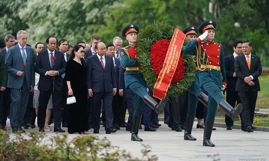 Thủ tướng Nguyễn Xuân Phúc, Phu nhân và đoàn cấp cao Việt Nam đến viếng, đặt vòng hoa tại Khu tưởng niệm-Nghĩa trang Piskaryovskoye. Ảnh: VGP.