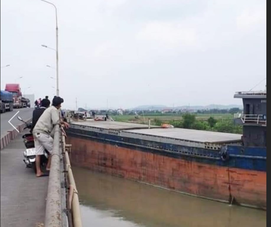 Cầu An Thái bị tàu thủy đâm
