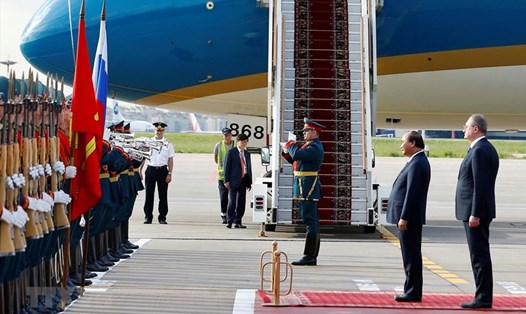 Lễ đón chính thức Thủ tướng Nguyễn Xuân Phúc được tổ chức trọng thể tại sân bay Vnukovo 2. Ảnh: TTXVN)