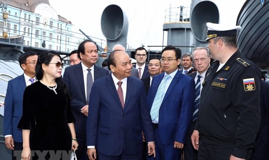 Thủ tướng Nguyễn Xuân Phúc và Phu nhân thăm Chiến hạm Rạng Đông. Ảnh: TTXVN