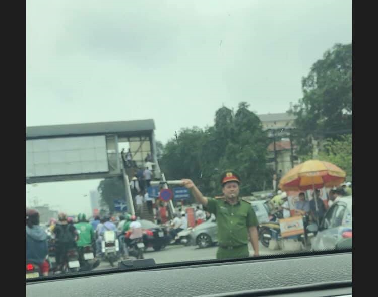 Trước khu vực Bệnh viện Bạch Mai có lực lượng cắm chốt, phân luồng. Ảnh: T.T.A