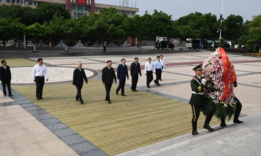 Chủ tịch Tập Cận Bình đặt hoa tại tượng đài đánh dấu điểm khởi đầu của cuộc Trường chinh Giang Tây. Ảnh: Tân Hoa xã