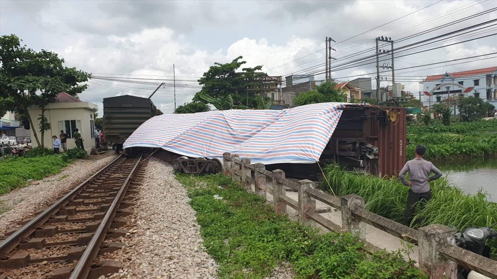 Nguyên nhân tàu trật bánh, lật toa ở Nam Định là do chất lượng đường của Công ty CP đường sắt Hà Ninh không đảm bảo an toàn. Ảnh: Hoàng Long.
