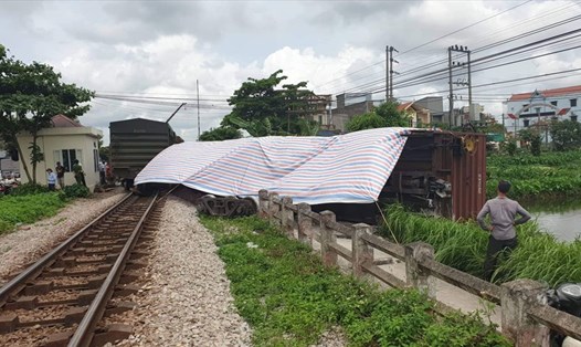 Nguyên nhân tàu trật bánh, lật toa ở Nam Định là do chất lượng đường của Công ty CP đường sắt Hà Ninh không đảm bảo an toàn. Ảnh: Hoàng Long.