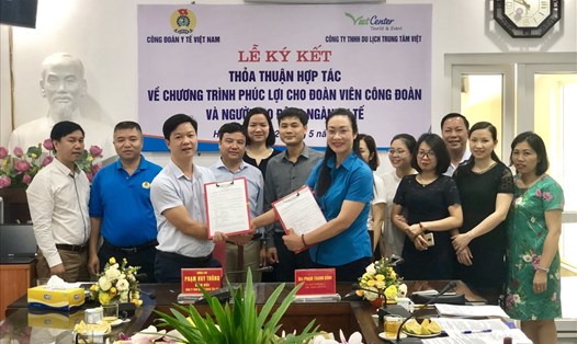 PGS.TS Phạm Thanh Bình - Chủ tịch CĐ Y tế Việt Nam và ông Phạm Huy Thông - Giám đốc Viet Center trao bản thoả thuận ký kết chương trình phúc lợi đoàn viên.