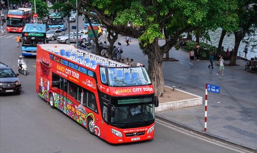 Xe buýt 3 tầng mui trần ở Hà Nội phục vụ người dân và khách du lịch.  Ảnh: PHAN ANH PHÚ