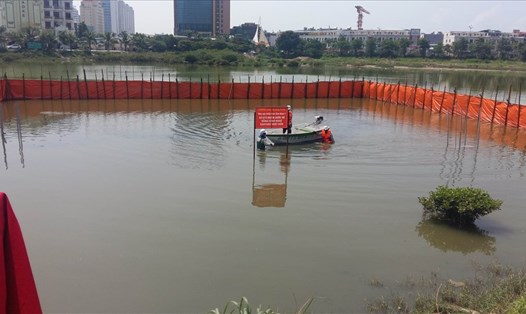 Các chuyên gia Nhật thí điểm "cứu" hồ Hùng Thắng. Ảnh: Nguyễn Hùng