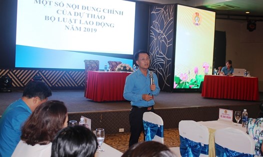 Ông Nguyễn Chí Công - Phó Chủ tịch LĐLĐ tỉnh Nghệ An trình bày những nội dung của dự thảo Luật Lao động (sửa đổi ) cần góp ý tại Hội thảo.
