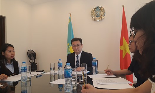Ông Zhenis Umbetov –Bí thư thứ nhất Đại sứ quán Kazakhstan tại Việt Nam trong cuộc họp báo. Ảnh: P.V