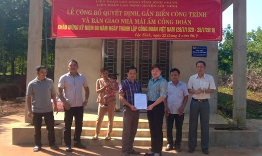 Chủ tịch LĐLĐ huyện Lộc Ninh -  Đinh Thị Mỹ Hạnh trao quyết định trao tặng nhà “Mái ấm công đoàn”.