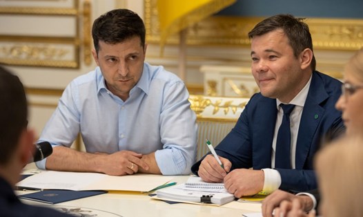 Tổng thống Ukraina Volodymyr Zelensky (trái) và cố vấn pháp lý Andrei Bogdan. Ảnh: Reuters