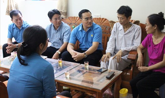 Chủ tịch LĐLĐ tỉnh Lào Cai Nguyễn Hữu Long thăm, động viên NLĐ bị bệnh nghề nghiệp.