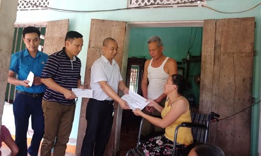 LĐLĐ huyện Tân Lạc trao hỗ trợ cho chị Bùi Thị Thợi.