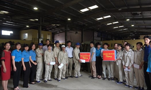 Đoàn công tác của CĐXDVN thăm hỏi và tặng quà CNLĐ Công ty CP khóa Minh Khai.