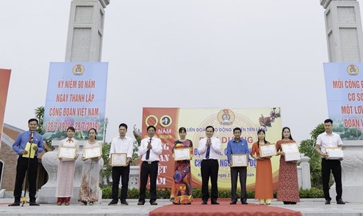 LĐLĐ huyện Tiên Lãng biểu dương Lao động giỏi và DN tiêu biểu chăm lo NLĐ tại Khu tưởng niệm đồng chí Nguyễn Đức Cảnh.