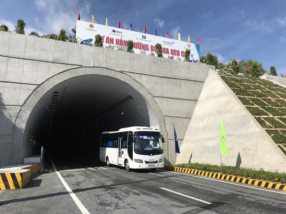 Điều khiển phương tiện qua hầm bắt buộc phải bật đèn chiếu sáng.