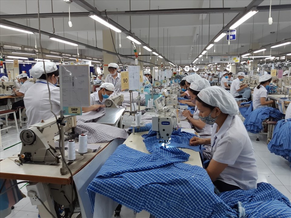 NSDLĐ và NLĐ chỉ được ký tối đa hai lần HĐLĐ xác định thời hạn. Ảnh Nam Dương NSDLĐ và NLĐ chỉ được ký tối đa hai lần HĐLĐ xác định thời hạn. Ảnh Nam Dương