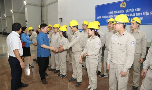 Chủ tịch Công đoàn Điện lực Việt Nam Khuất Quang Mậu động viên CNLĐ. Ảnh: N.L