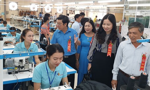 Lãnh đạo LĐLĐ tỉnh Quảng Trị và lãnh đạo địa phương thăm nơi làm việc của công nhân Cty CP may xuất nhập khẩu Tân Định. Ảnh: Hưng Thơ.