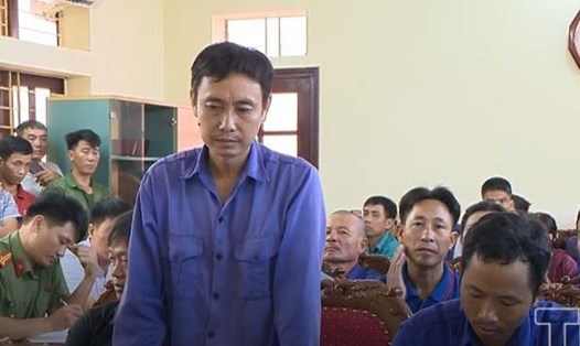 Đại diện công nhân Xí nghiệp gạch tuynel K2 Đông Văn kiến nghị với Chủ tịch UBND tỉnh Thanh Hoá. Ảnh: P.V
