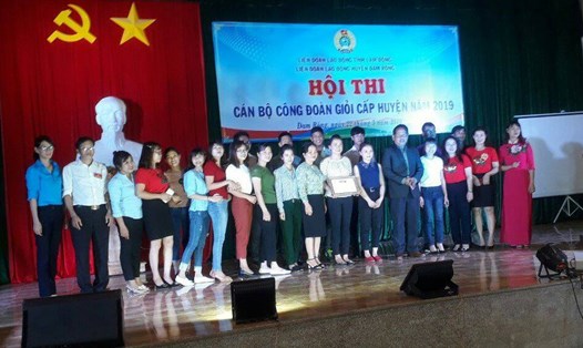 Ban tổ chức trao giải cho đội về nhất trong Hội thi cán bộ công đoàn giỏi huyện Đam Rông năm 2019.