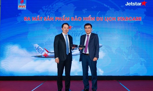 Ông Nguyễn Quốc Phương – Tổng Giám đốc Jetstar Pacific Airlines (bìa trái) và ông Ông Trương Quốc Lâm – Tổng Giám đốc Bảo hiểm PVI (bìa phải) thực hiện kích hoạt sản phẩm. Ảnh: PVI
